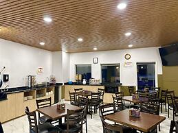 Super 8 by Wyndham Hinton