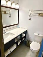 Super 8 by Wyndham Hinton