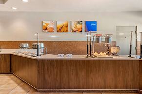 Comfort Suites Maingate East