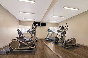 SureStay Plus Hotel by Best Western Topeka Northwest