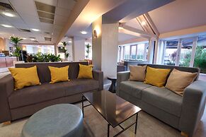 Waterloo Hub Hotel & Suites