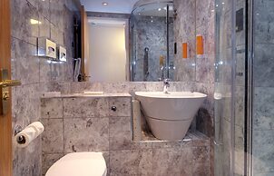 Waterloo Hub Hotel & Suites