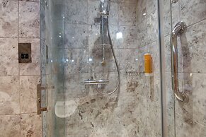 Waterloo Hub Hotel & Suites