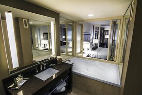 Hilton Niagara Falls/Fallsview Hotel & Suites