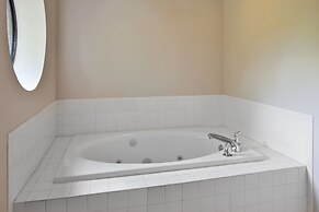 Holiday Inn Express & Suites Milford by IHG