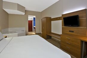 Holiday Inn Express & Suites Milford by IHG