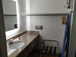 Howard Johnson by Wyndham Holbrook