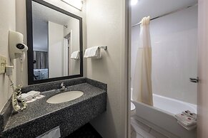 HomeTown Inn by Red Roof East Syracuse