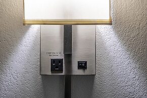 HomeTown Inn by Red Roof East Syracuse