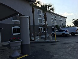 Days Inn & Suites by Wyndham Bonita Springs North Naples