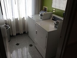 Days Inn & Suites by Wyndham Bonita Springs North Naples