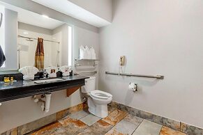 Best Western Plus Des Moines West Inn & Suites
