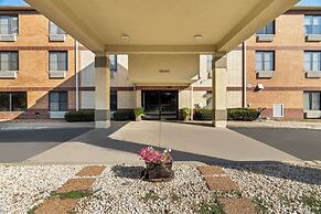 Comfort Inn & Suites near Tinley Park Amphitheater
