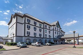 Quality Inn & Suites I-35 E / Walnut Hill