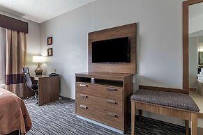 Quality Inn & Suites I-35 E / Walnut Hill