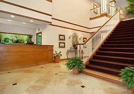 Quality Inn & Suites I-35 E / Walnut Hill