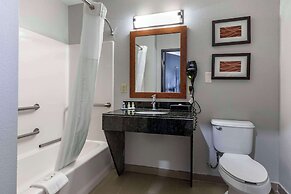 Quality Inn & Suites I-35 E / Walnut Hill