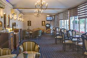 Seasons Hotel - Resort on The Beach