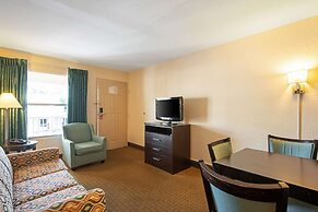 Econo Lodge Inn & Suites