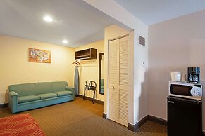 Econo Lodge Inn & Suites