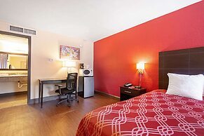 Econo Lodge Inn & Suites