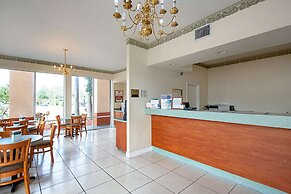 Econo Lodge Inn & Suites