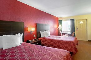 Econo Lodge Inn & Suites