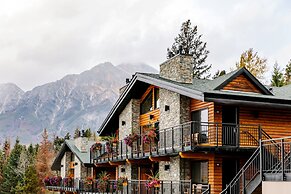 Pyramid Lake Lodge