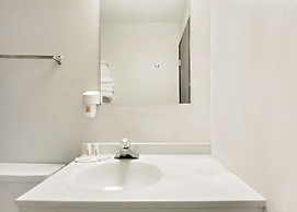 Super 8 by Wyndham Marshall