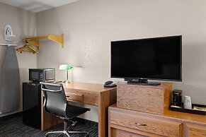 Super 8 by Wyndham Lewistown