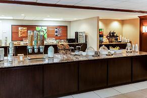 La Quinta Inn & Suites by Wyndham Milwaukee Bayshore Area