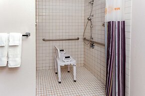 La Quinta Inn & Suites by Wyndham Milwaukee Bayshore Area