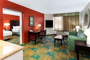 La Quinta Inn & Suites by Wyndham Milwaukee Bayshore Area