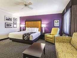 La Quinta Inn & Suites by Wyndham Cleveland - Airport North