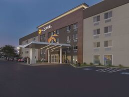 La Quinta Inn & Suites by Wyndham Cleveland - Airport North