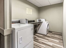 La Quinta Inn & Suites by Wyndham Cleveland - Airport North