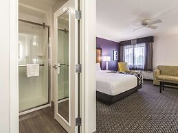 La Quinta Inn & Suites by Wyndham Cleveland - Airport North