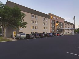 La Quinta Inn & Suites by Wyndham Cleveland - Airport North