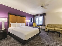 La Quinta Inn & Suites by Wyndham Cleveland - Airport North