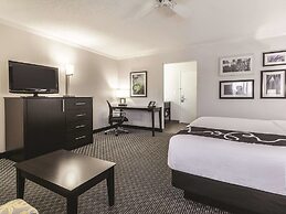 La Quinta Inn & Suites by Wyndham Cleveland - Airport North