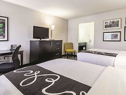 La Quinta Inn & Suites by Wyndham Cleveland - Airport North