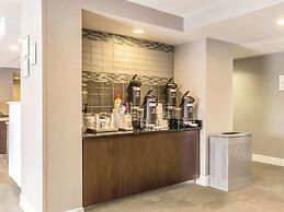 La Quinta Inn & Suites by Wyndham Cleveland - Airport North