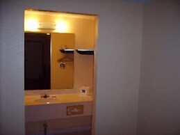 Budgetel Inn & Suites