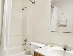 Super 8 by Wyndham Twinsburg/Cleveland Area