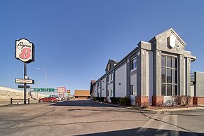 Super 8 by Wyndham Wichita Airport