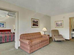 Econo Lodge Inn & Suites Conference Center