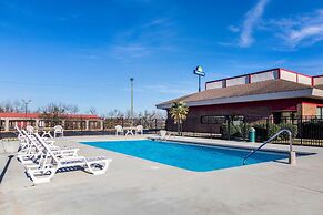 Econo Lodge Inn & Suites Conference Center