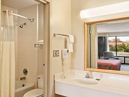 Econo Lodge Inn & Suites Conference Center