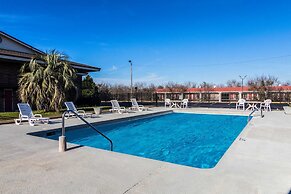 Econo Lodge Inn & Suites Conference Center