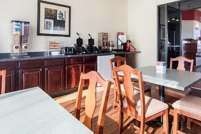 Econo Lodge Inn & Suites Conference Center